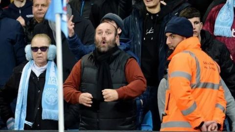 Aficionado de Manchester City es arrestado por gestos racistas
