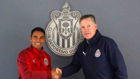 Chivas hace oficial el regreso del 'Gallito'