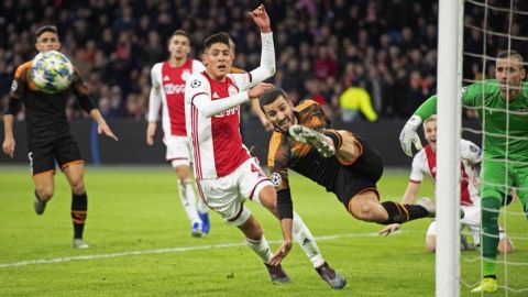El Ajax de Edson Álvarez cayó en casa ante el Valencia