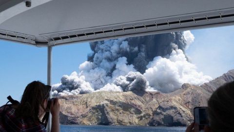 Al menos 16 víctimas mortales por erupción de volcán en Nueva Zelanda