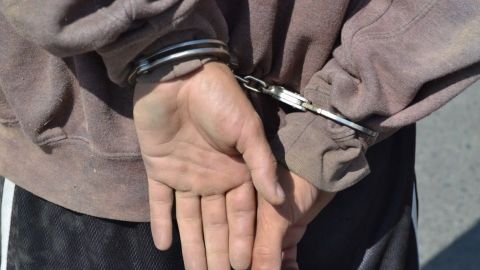 Arrestan agentes municipales a joven por presunto robo con violencia a menor