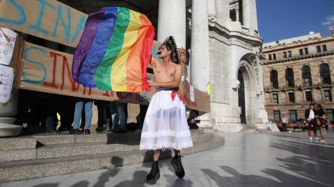 Reabren Bellas Artes, tras breve protesta de drag queens