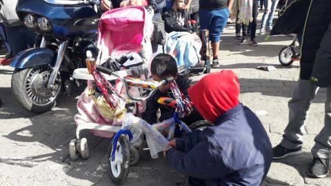 Motociclistas regalan juguetes a niños en Tijuana