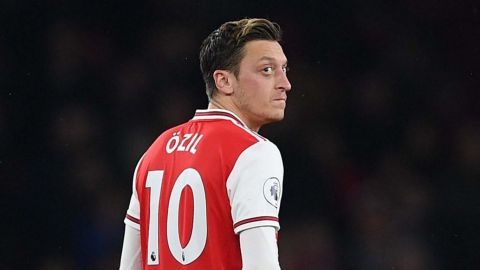 TV China no transmite juego de Arsenal tras críticas de Ozil