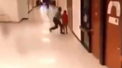 VIDEO: Captan a policía mientras da golpiza a niño de 11 años