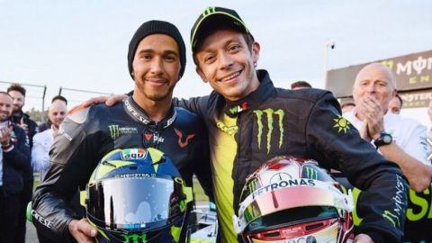¿Se cayó Hamilton de la Yamaha en el intercambio con Rossi?