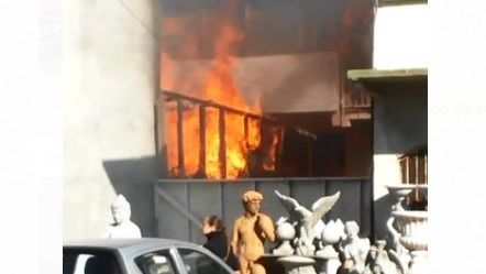 VIDEO: Se incendia mercado de artesanías en Tijuana