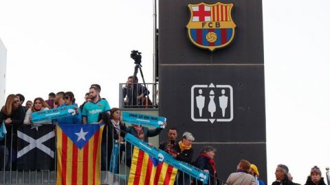 Miles protestan afuera de Camp Nou previo al clásico