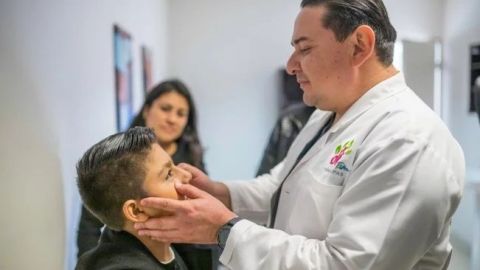 Entregan a niño primera prótesis de ojo elaborada en 3D en Tamaulipas