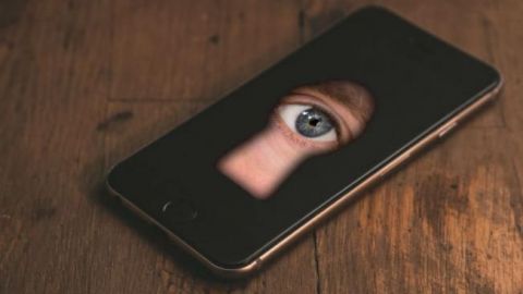 No es broma, un estudio confirma que tu teléfono te está observando 👀