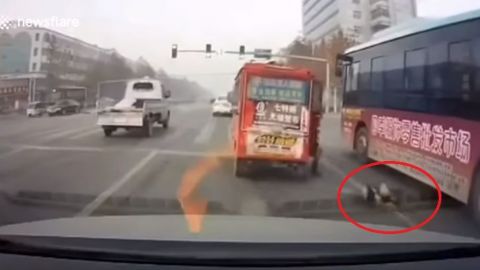 VIDEO: Niño a punto de morir aplastado por un autobús en China