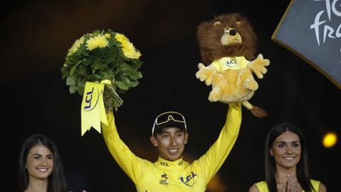 Bernal tras ganar Tour de Francia no para de recibir honores
