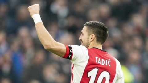 Con Edson Álvarez en la banca, Ajax golea a Den Haag
