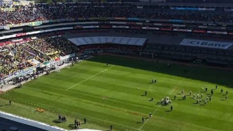 Cancha del Estadio Azteca, afectada por eventos recientes
