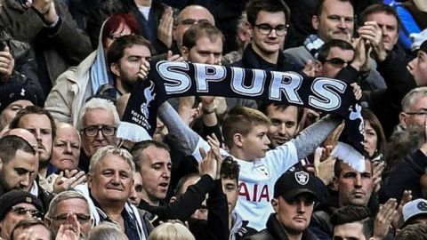 Tottenham prohíbe entrada a aficionado que lanzó vaso