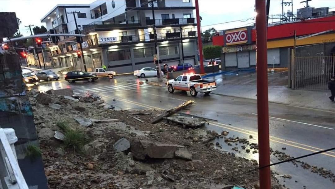 Cerrada calle Segunda de Tijuana por derrumbe