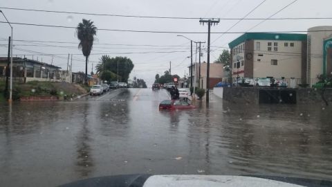 Atrapados automovilistas por inundaciones