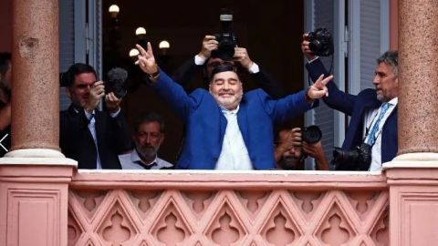 Maradona visita al presidente de Argentina en la Casa Rosada