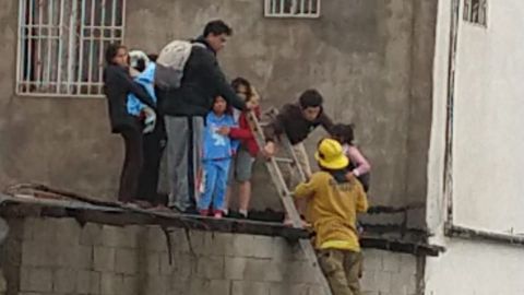 Rescatados de los techos por inundación en La Morita