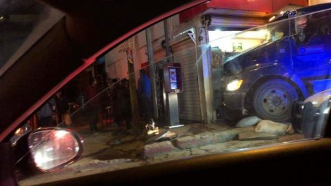 VIDEO: Camión de supermercado choca contra tienda de abarrotes