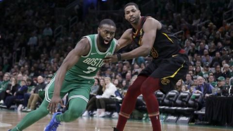 Brown anota 34 puntos y Celtics vencen 129-117 a Cavaliers