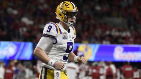 Burrow lanza 7 pases de TD y LSU aplasta 63-28 a Oklahoma