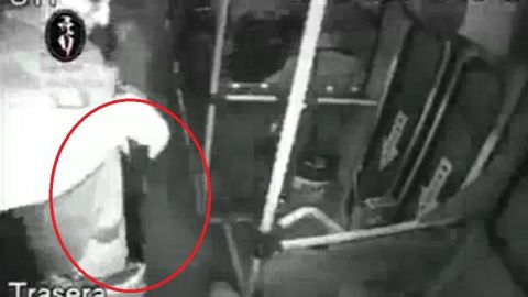 VIDEO: Asaltante intenta robar camión de transporte público, se dispara solo