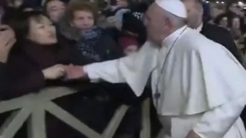 VIDEO: Papa Francisco da manazos a mujer que lo agarró del brazo