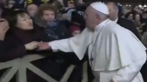 VIDEO: Papa Francisco pide perdón por reprender a fiel que lo agarró bruscamente