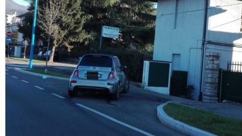 Balotelli recibe 2020 con coche estrellado en la casa del vecino