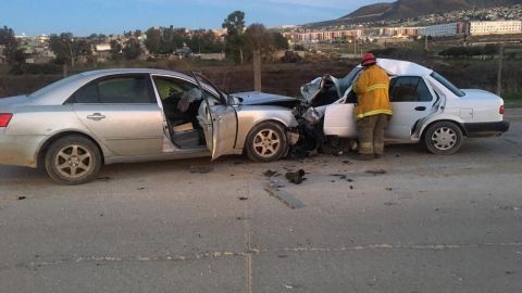Mueren 2 personas en fuerte choque, responsable huye del lugar