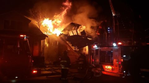 La foto de un grupo de bomberos en EEUU ante una casa en llamas se hace viral