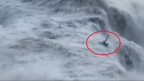 VIDEO: Hombre arrastrado por las olas