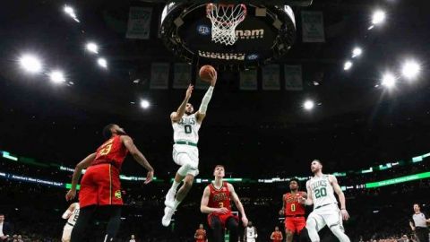 Celtics vienen de atrás y vencen a Atlanta