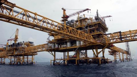 Petróleo sube y mercados caen por pleito EU-Irán