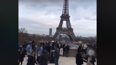 Video: Frente a la Torre Eiffel en París, mexicanos bailan "La Chona"