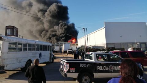 VIDEO: Se quema fabrica de la colonia La Cienega