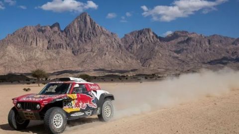 Carlos Sainz gana tercera etapa del Dakar en autos y se coloca líder