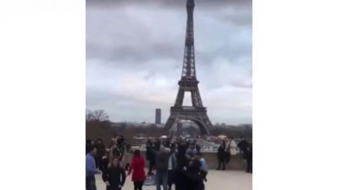 VIDEO: Mexicanos dan vida a la Torre Eiffel al ritmo de ''La Chona''