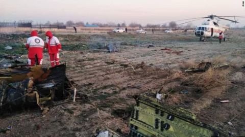Cae avión ucraniano con 180 pasajeros abordo, cerca de capital de Irán