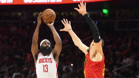 Con triple doble de Harden, Rockets vencen a Hawks