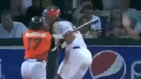 Beisbolista enloquece y golpea con el bat a catcher rival