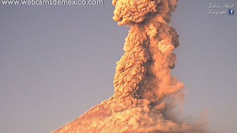 VIDEO: Sorprende explosión del Popocatépetl durante la madrugada