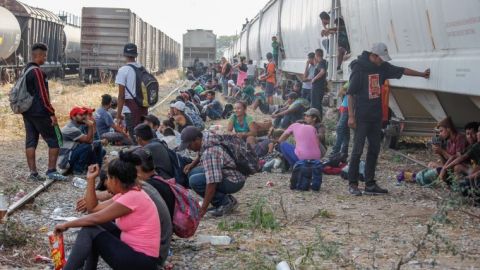 Descubren dos autobuses con 108 migrantes centroamericanos en Sonora