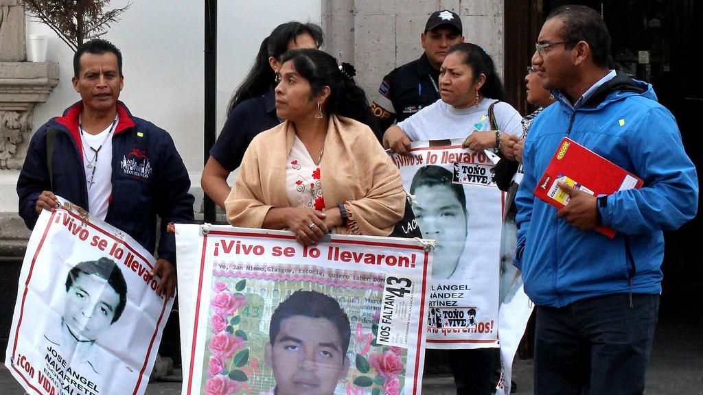 Padres de los 43 normalistas llegan a reunión con AMLO