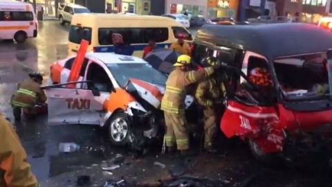 VIDEO: Fuerte accidente en el bulevar Cuauhtémoc Sur | 2 taxis y particular