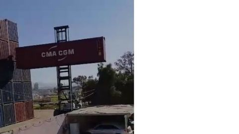 VIDEO: Mueven contenedores encima de su patio en Ensenada