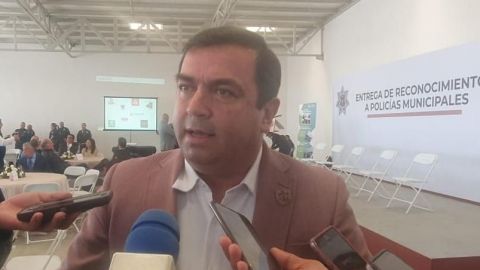 VIDEO: En activo policía que sometió a extranjero en plaza ''Santa Cecilia''