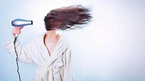Por qué es malo dormir con el cabello mojado