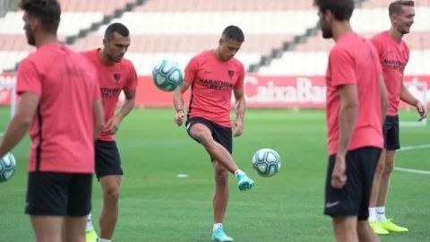 Sevilla busca delantero ante sequía goleadora de "Chicharito" y compañía